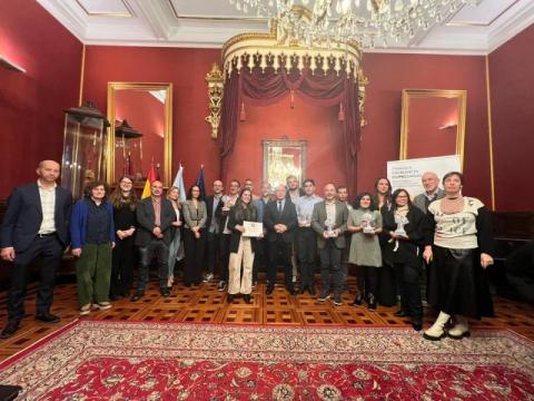 Foto de familia do asistentes á entrega do premio