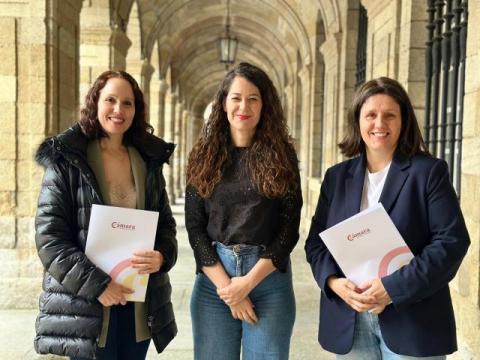 tenenta de alcaldesa, María Rozas, a presidenta da Cámara de Comercio, María Pais, e a secretaria xeral da Cámara, Rosa Mary Cardeso